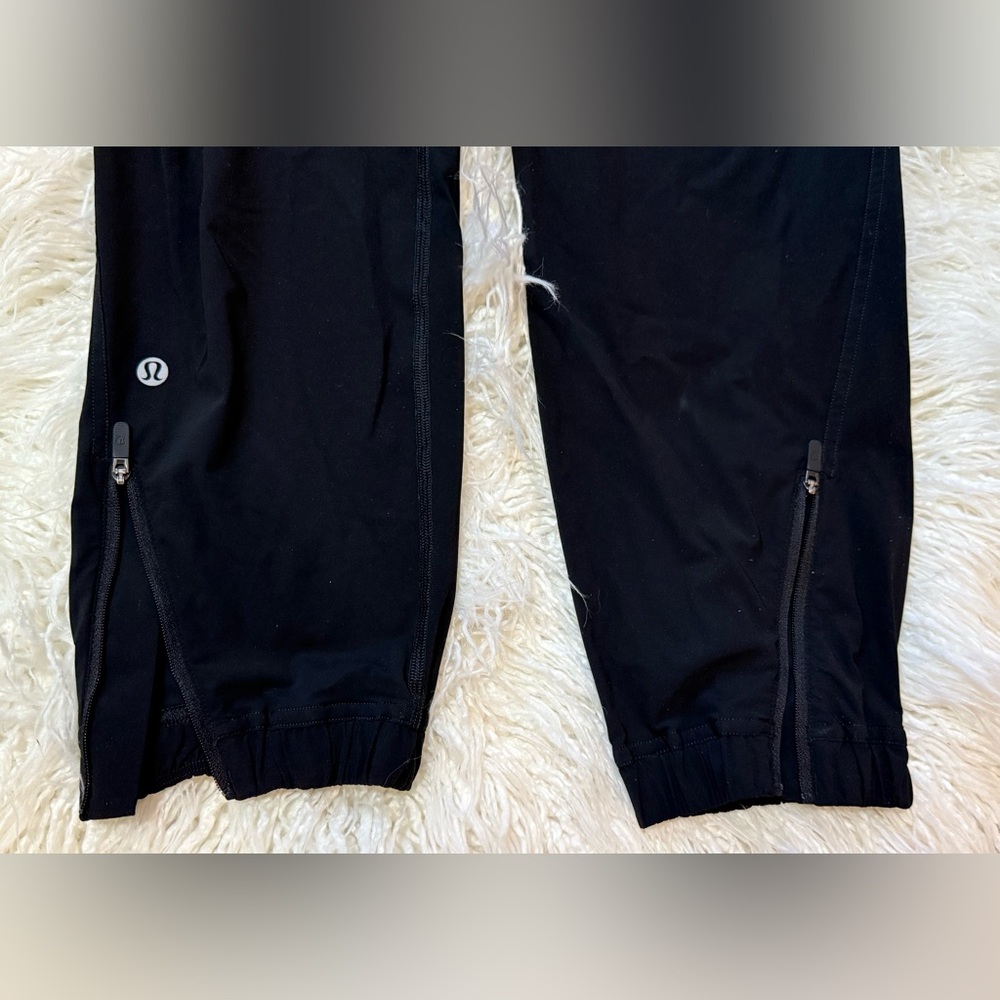 Lululemon Adapted State High-Rise
Cropped Jogger SIZE 2
